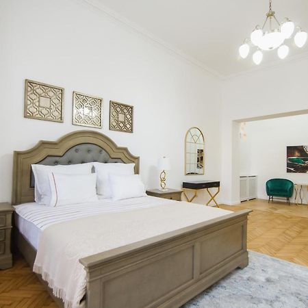 Unique Experience At Rimanoczy Palace 오라데아 외부 사진