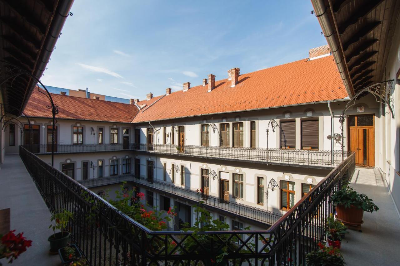 Unique Experience At Rimanoczy Palace 오라데아 외부 사진