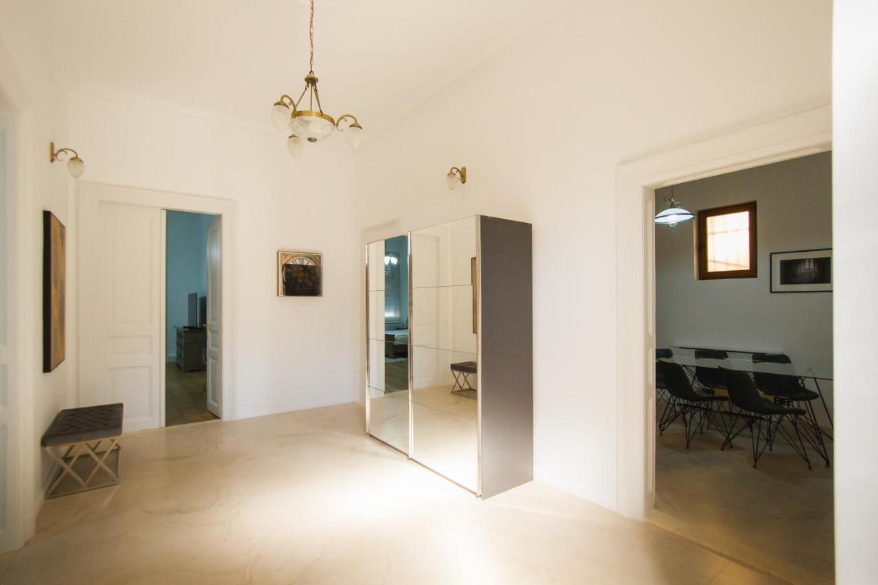 Unique Experience At Rimanoczy Palace 오라데아 외부 사진